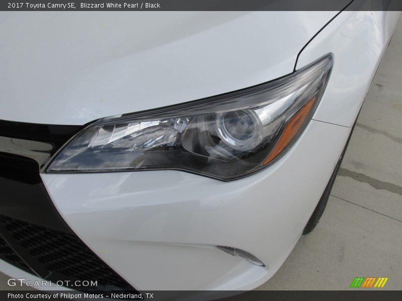 Blizzard White Pearl / Black 2017 Toyota Camry SE