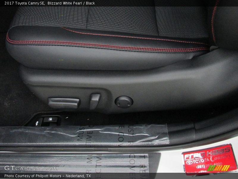 Blizzard White Pearl / Black 2017 Toyota Camry SE