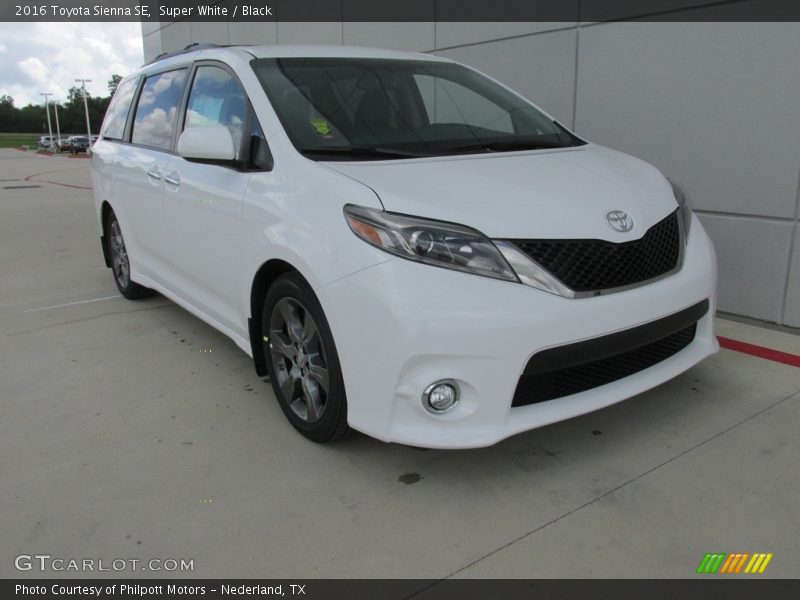 Super White / Black 2016 Toyota Sienna SE