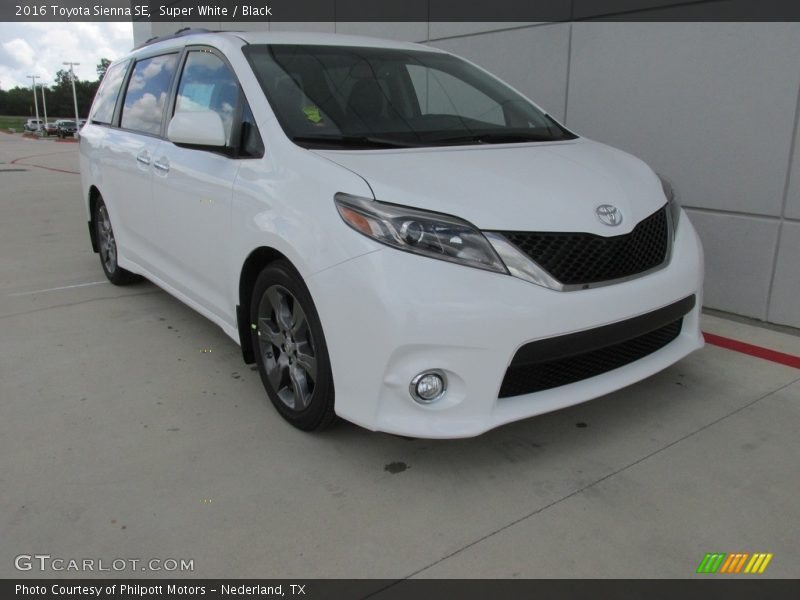 Super White / Black 2016 Toyota Sienna SE