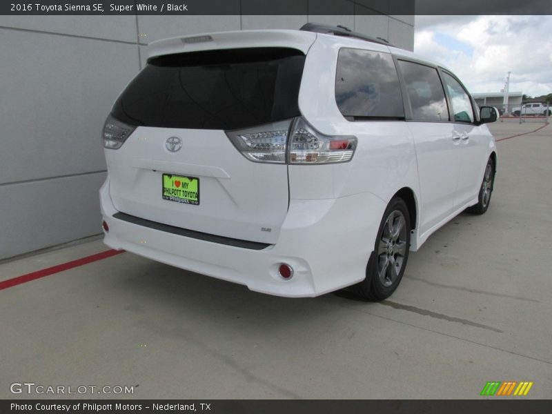 Super White / Black 2016 Toyota Sienna SE