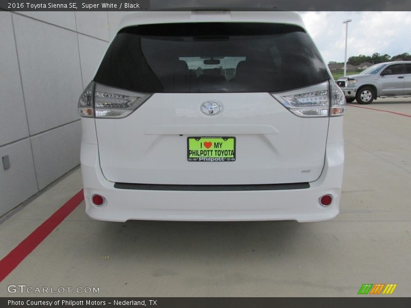 Super White / Black 2016 Toyota Sienna SE