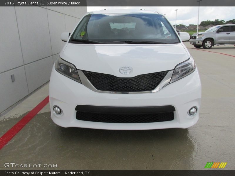 Super White / Black 2016 Toyota Sienna SE