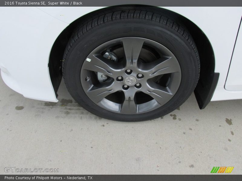 Super White / Black 2016 Toyota Sienna SE
