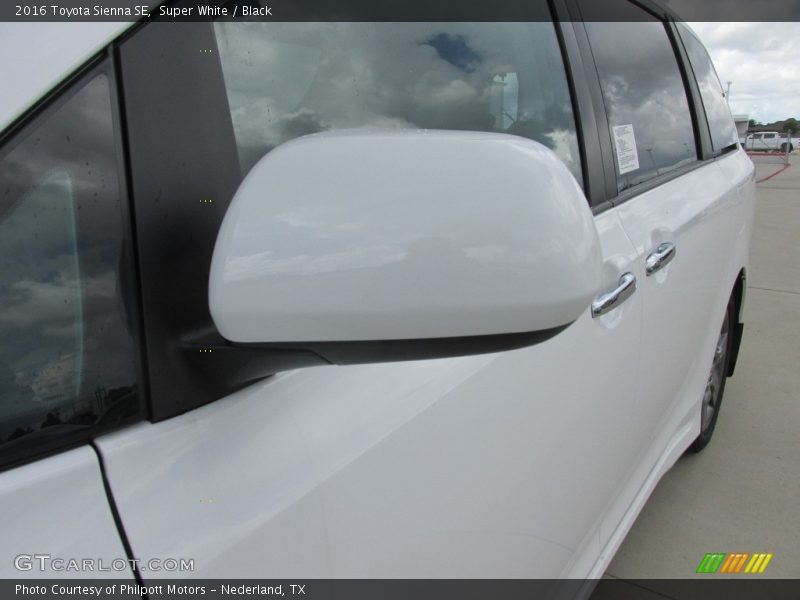 Super White / Black 2016 Toyota Sienna SE