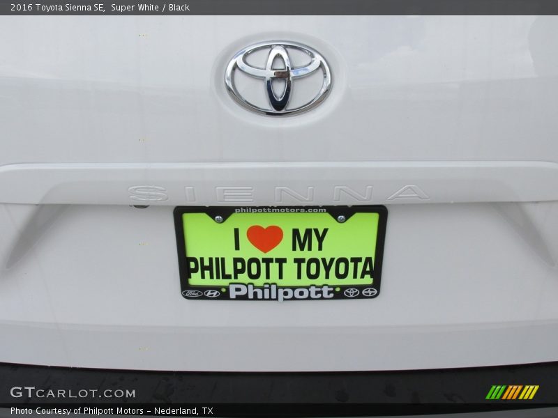 Super White / Black 2016 Toyota Sienna SE