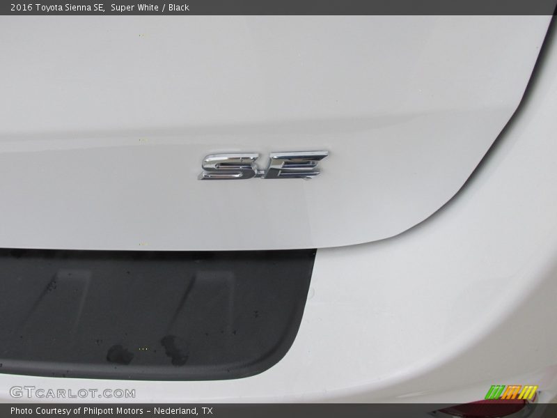 Super White / Black 2016 Toyota Sienna SE