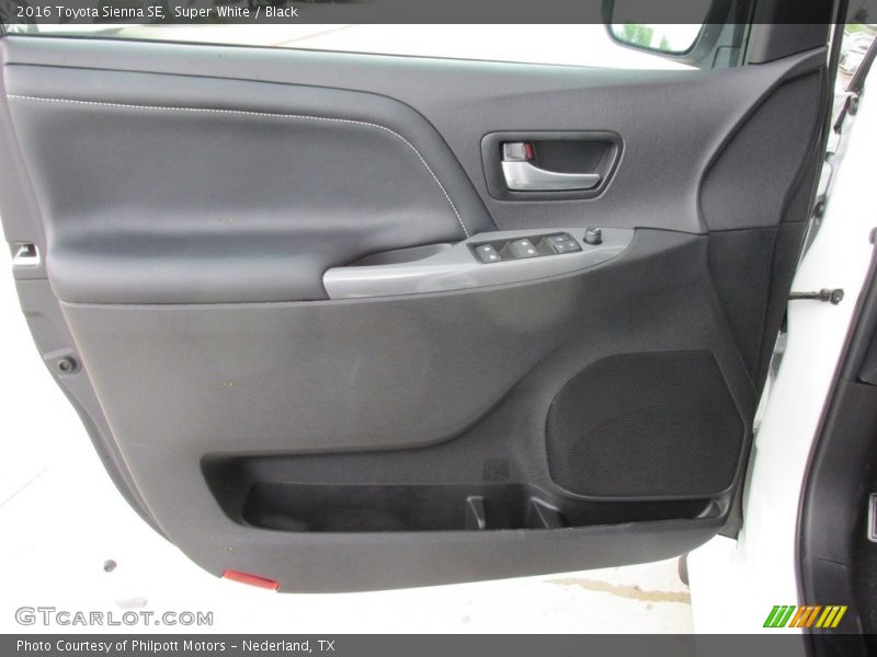 Super White / Black 2016 Toyota Sienna SE
