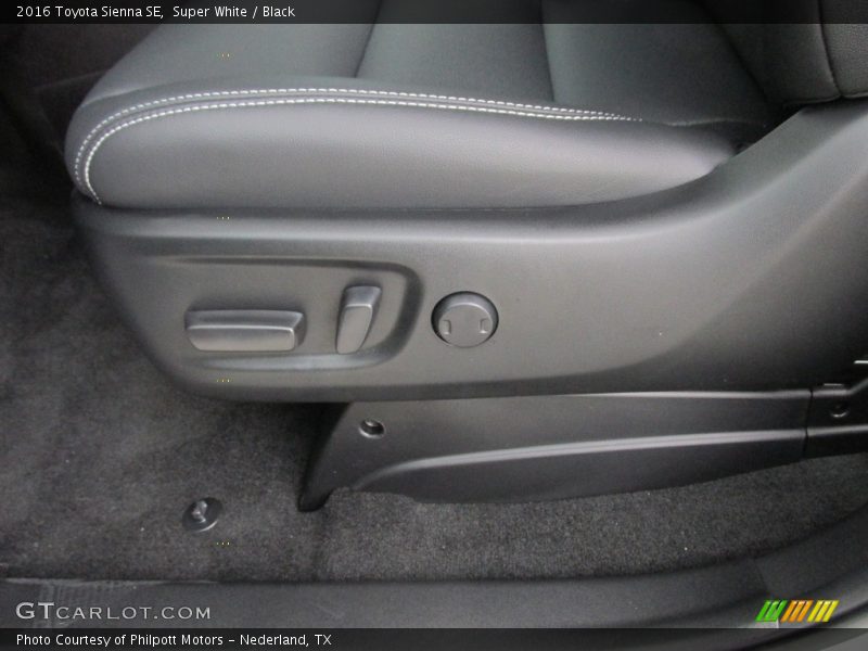 Super White / Black 2016 Toyota Sienna SE