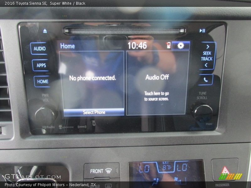 Super White / Black 2016 Toyota Sienna SE