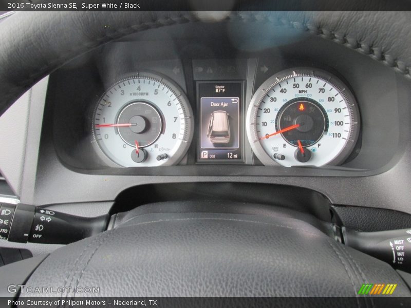 Super White / Black 2016 Toyota Sienna SE