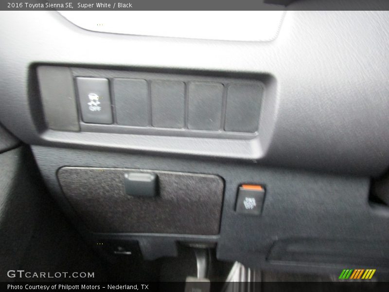 Super White / Black 2016 Toyota Sienna SE