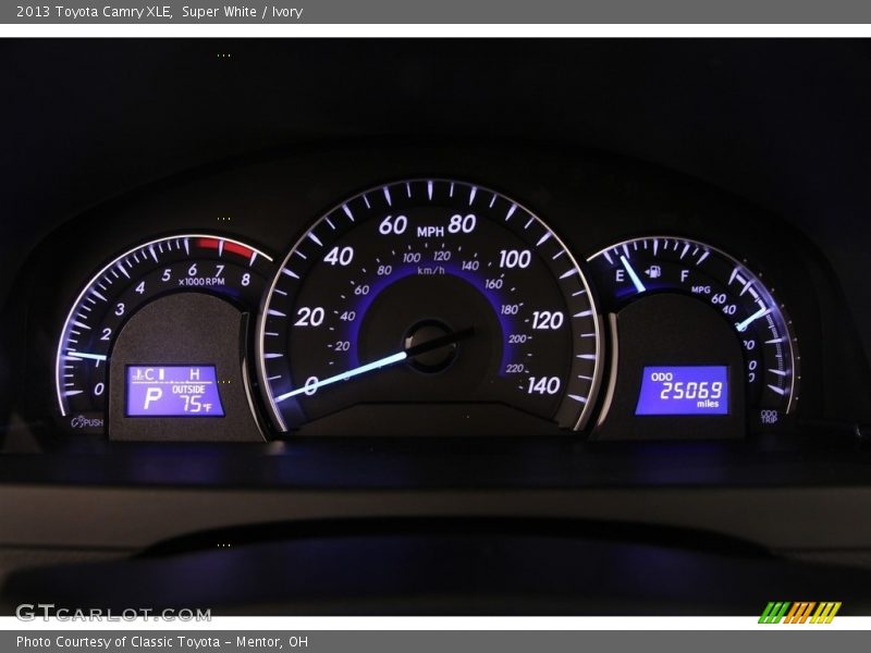 Super White / Ivory 2013 Toyota Camry XLE