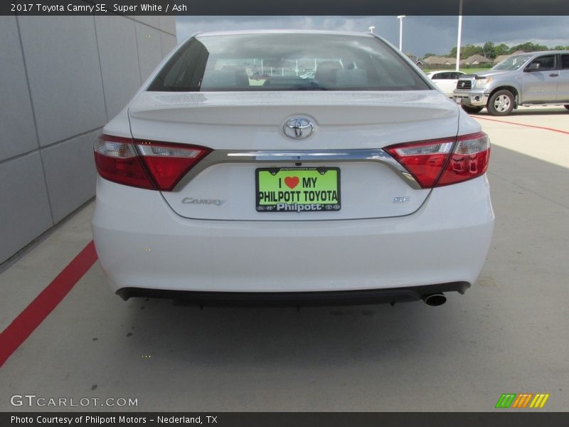 Super White / Ash 2017 Toyota Camry SE