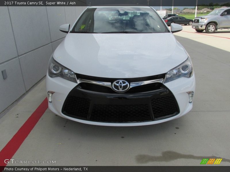 Super White / Ash 2017 Toyota Camry SE