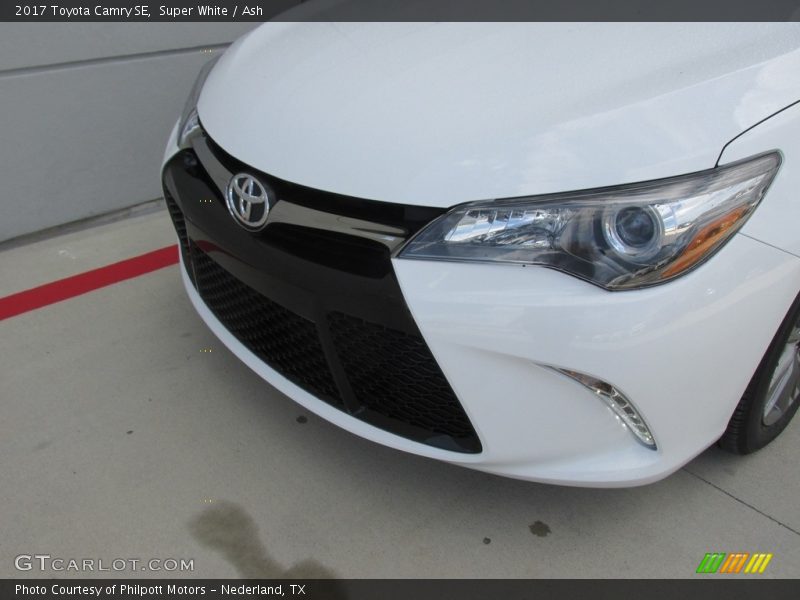 Super White / Ash 2017 Toyota Camry SE