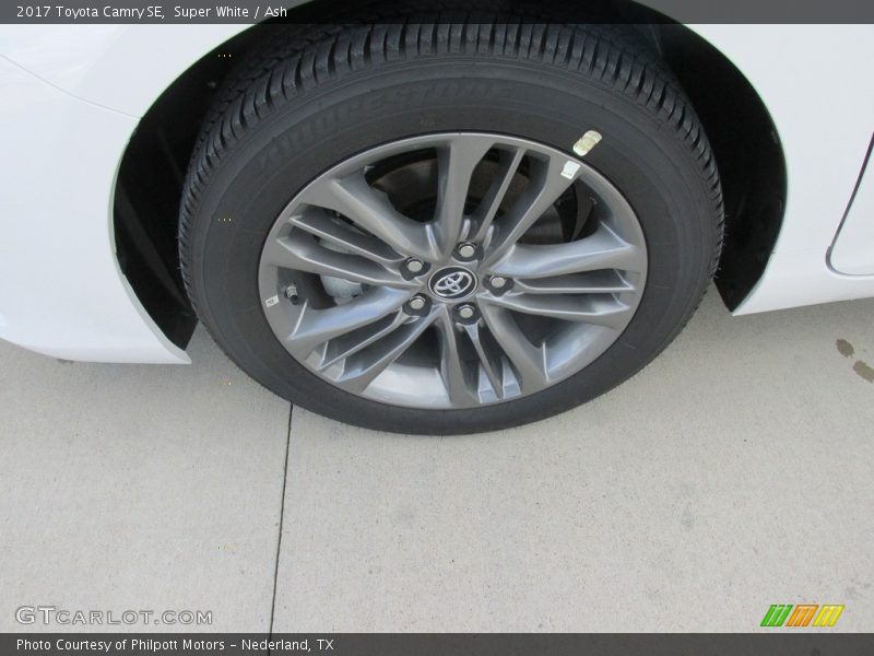 Super White / Ash 2017 Toyota Camry SE
