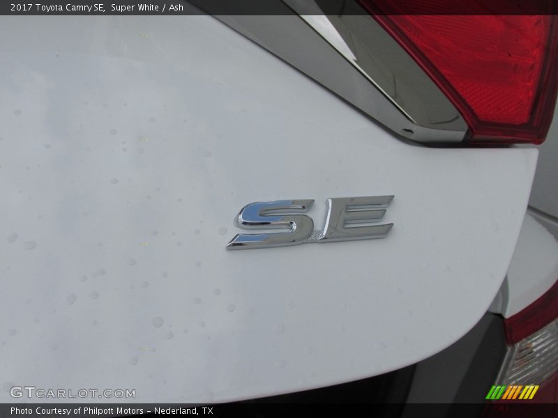 Super White / Ash 2017 Toyota Camry SE