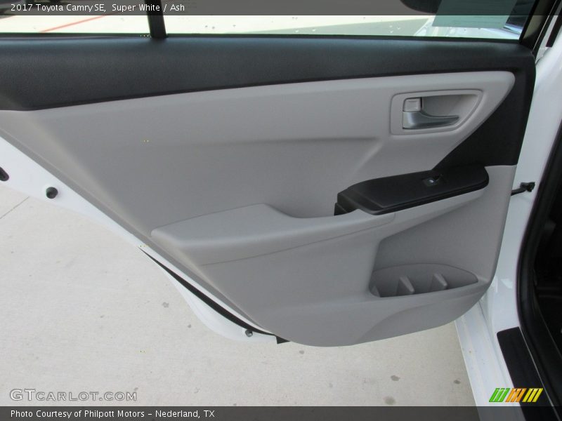 Super White / Ash 2017 Toyota Camry SE