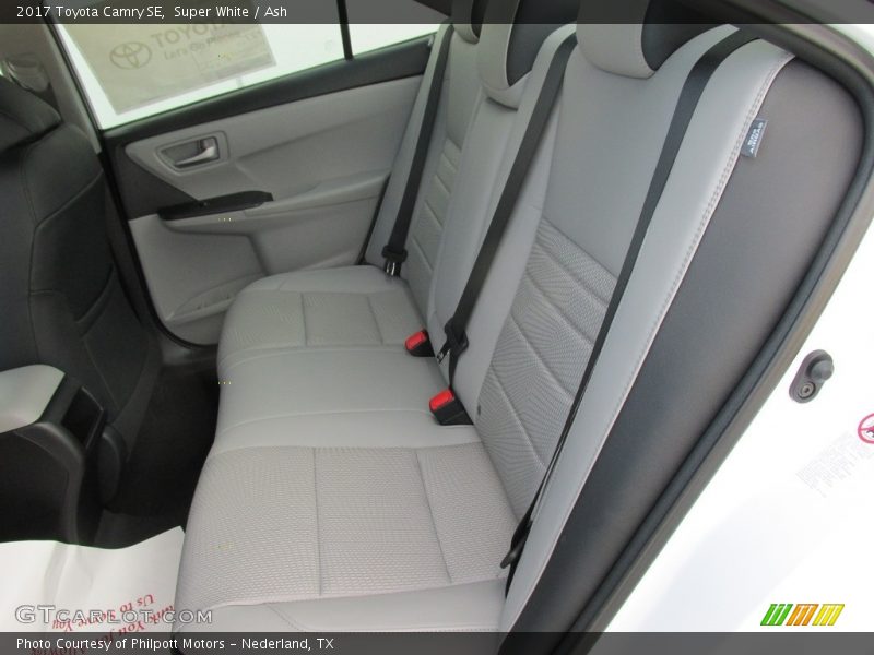 Super White / Ash 2017 Toyota Camry SE