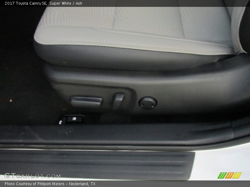 Super White / Ash 2017 Toyota Camry SE