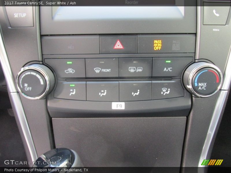 Super White / Ash 2017 Toyota Camry SE