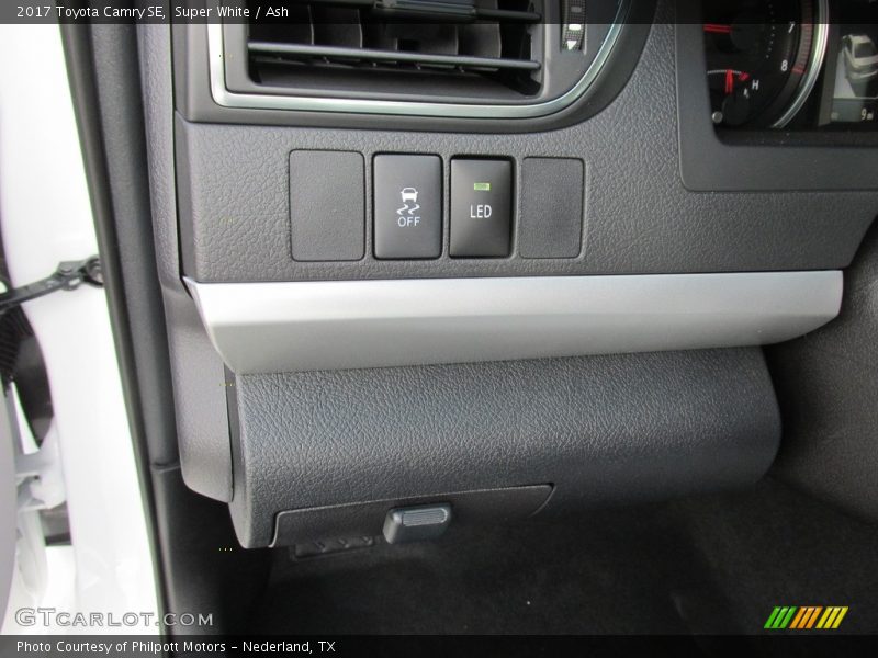 Super White / Ash 2017 Toyota Camry SE