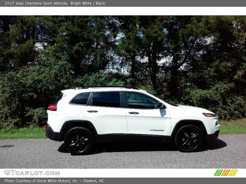 Bright White / Black 2017 Jeep Cherokee Sport Altitude