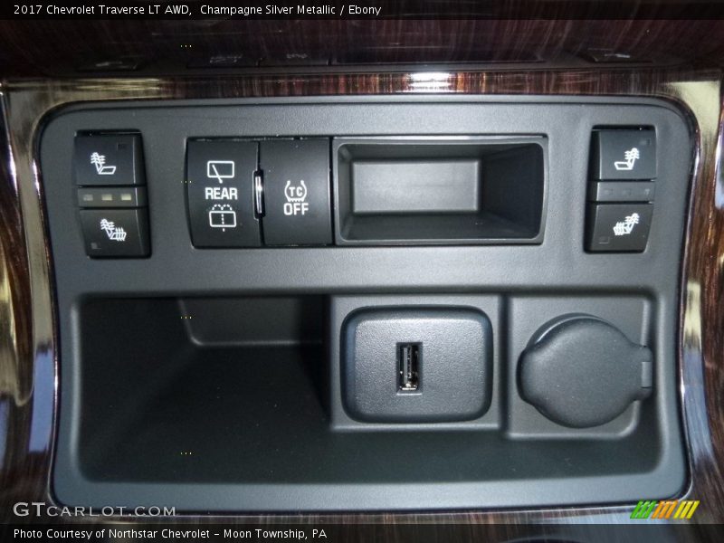 Champagne Silver Metallic / Ebony 2017 Chevrolet Traverse LT AWD