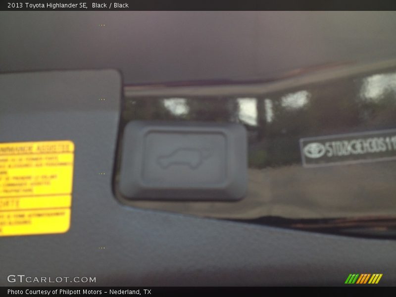 Black / Black 2013 Toyota Highlander SE