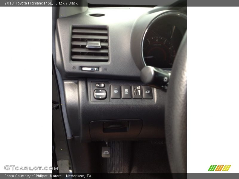 Black / Black 2013 Toyota Highlander SE
