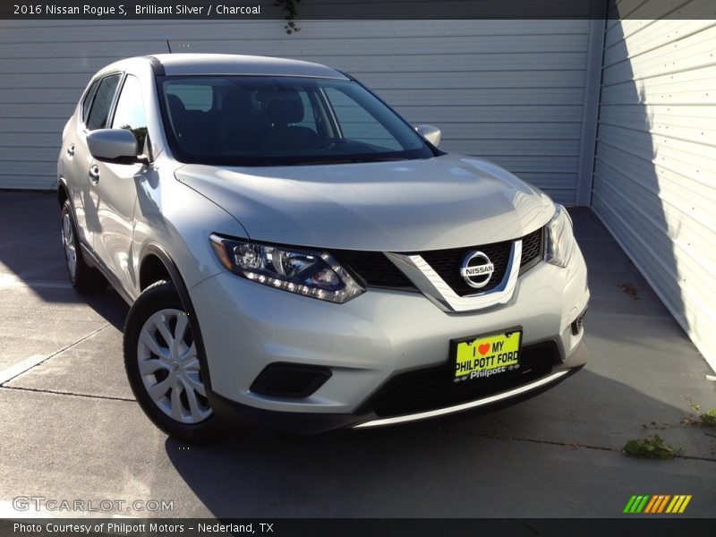 Brilliant Silver / Charcoal 2016 Nissan Rogue S