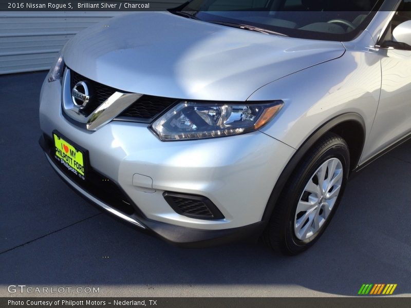 Brilliant Silver / Charcoal 2016 Nissan Rogue S
