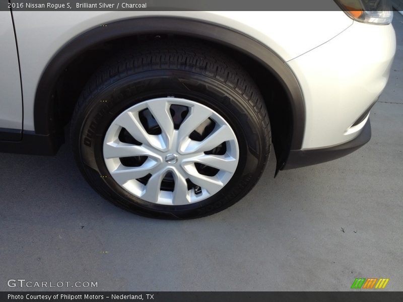 Brilliant Silver / Charcoal 2016 Nissan Rogue S