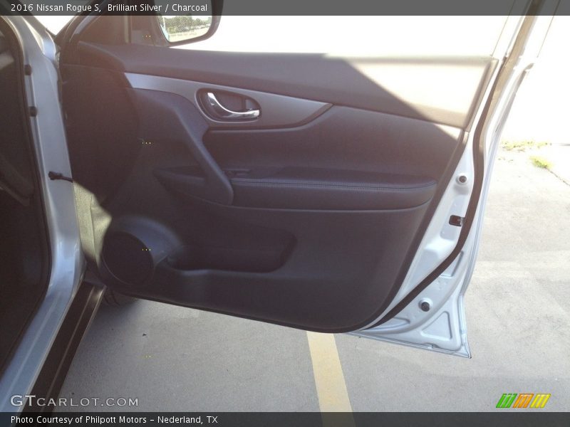 Brilliant Silver / Charcoal 2016 Nissan Rogue S
