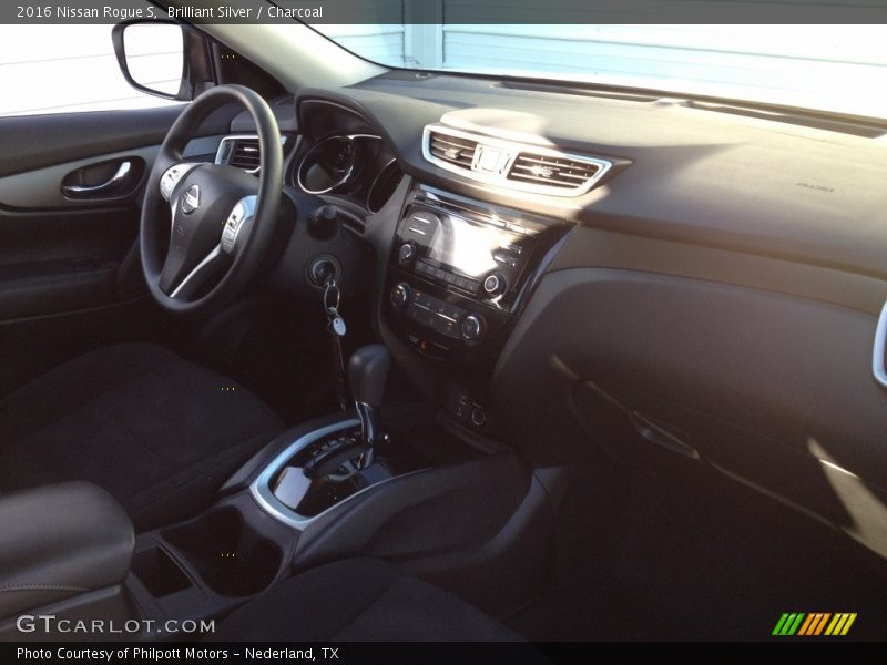 Brilliant Silver / Charcoal 2016 Nissan Rogue S
