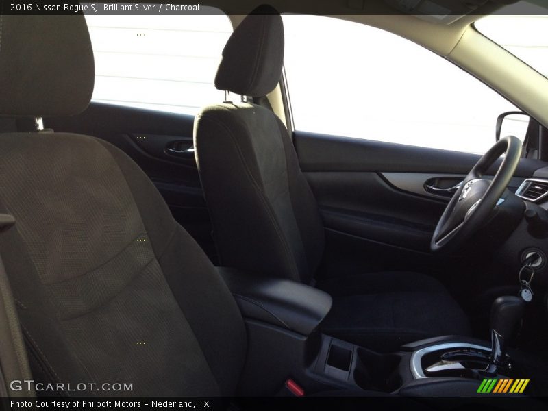 Brilliant Silver / Charcoal 2016 Nissan Rogue S