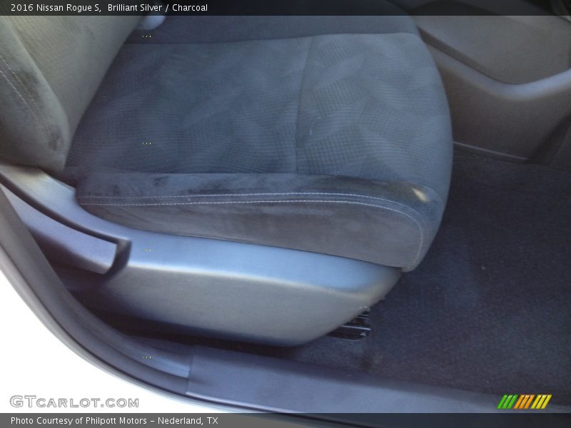 Brilliant Silver / Charcoal 2016 Nissan Rogue S