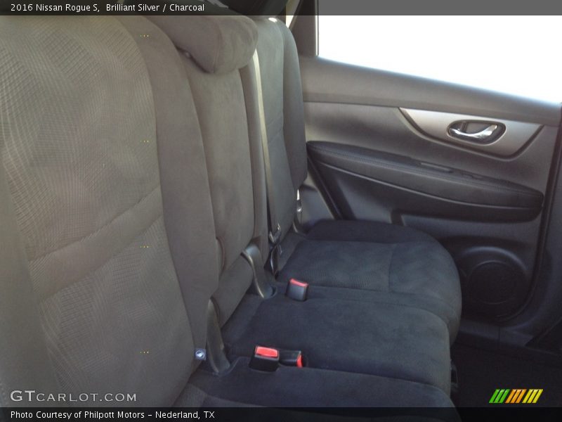 Brilliant Silver / Charcoal 2016 Nissan Rogue S