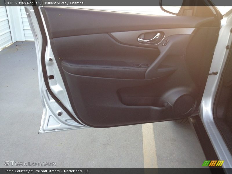 Brilliant Silver / Charcoal 2016 Nissan Rogue S