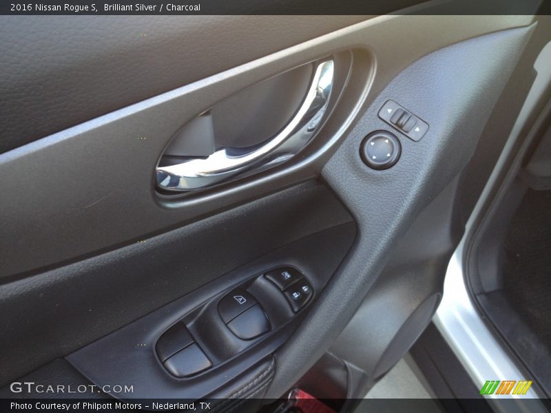 Brilliant Silver / Charcoal 2016 Nissan Rogue S