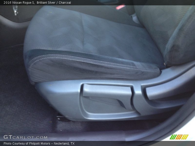 Brilliant Silver / Charcoal 2016 Nissan Rogue S