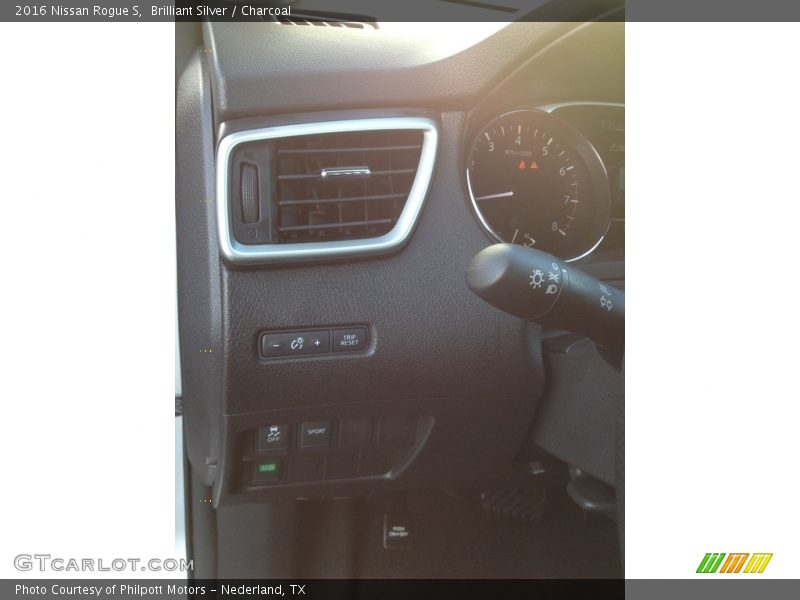 Brilliant Silver / Charcoal 2016 Nissan Rogue S