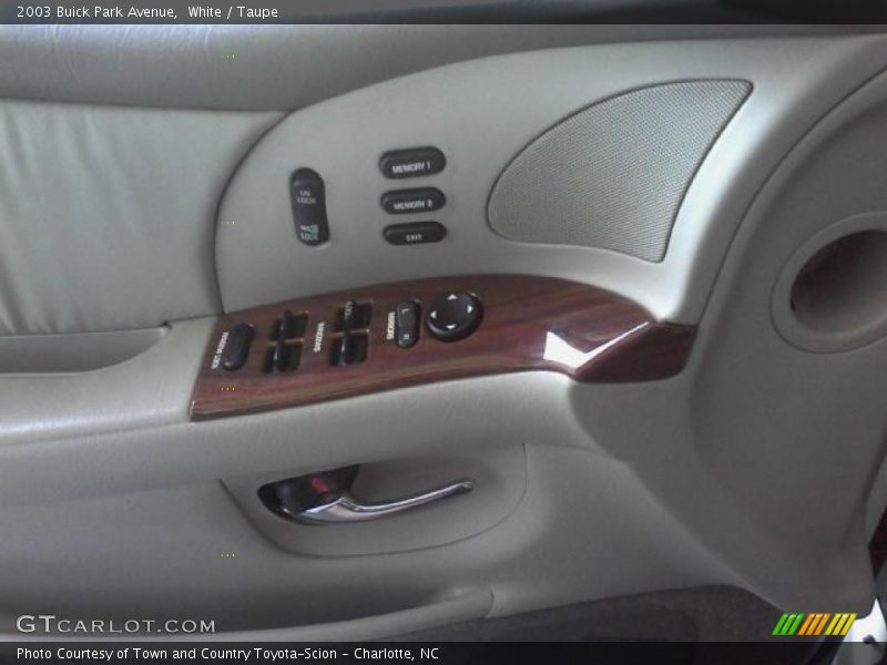 White / Taupe 2003 Buick Park Avenue