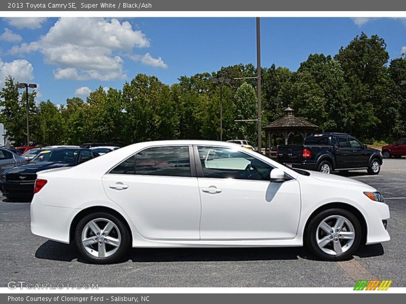 Super White / Black/Ash 2013 Toyota Camry SE