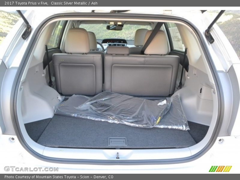  2017 Prius v Five Trunk