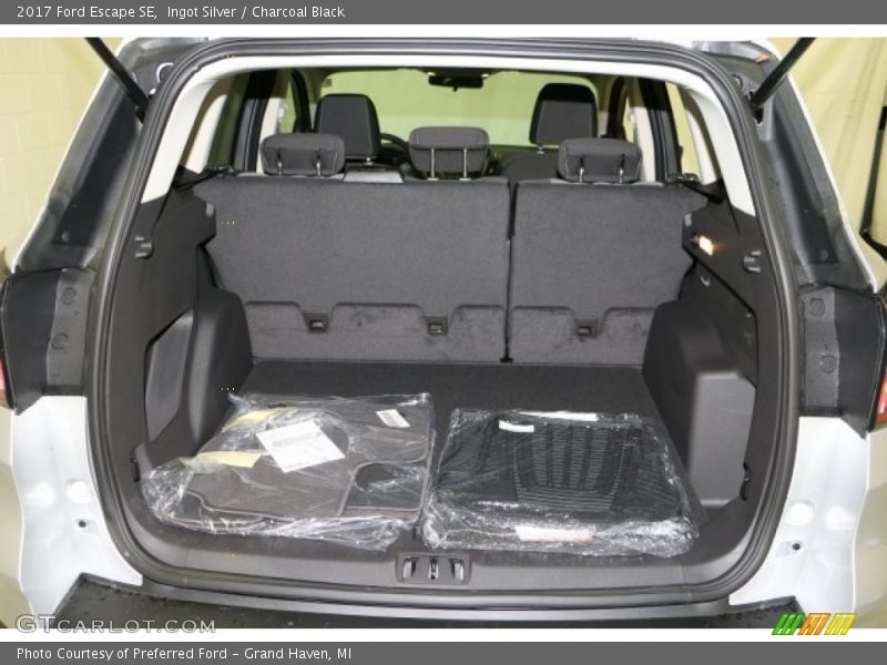 Ingot Silver / Charcoal Black 2017 Ford Escape SE