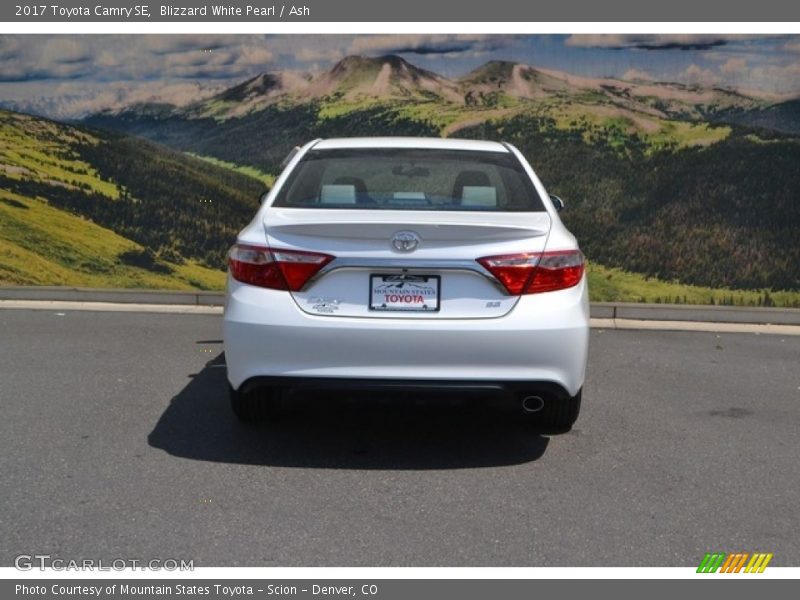 Blizzard White Pearl / Ash 2017 Toyota Camry SE