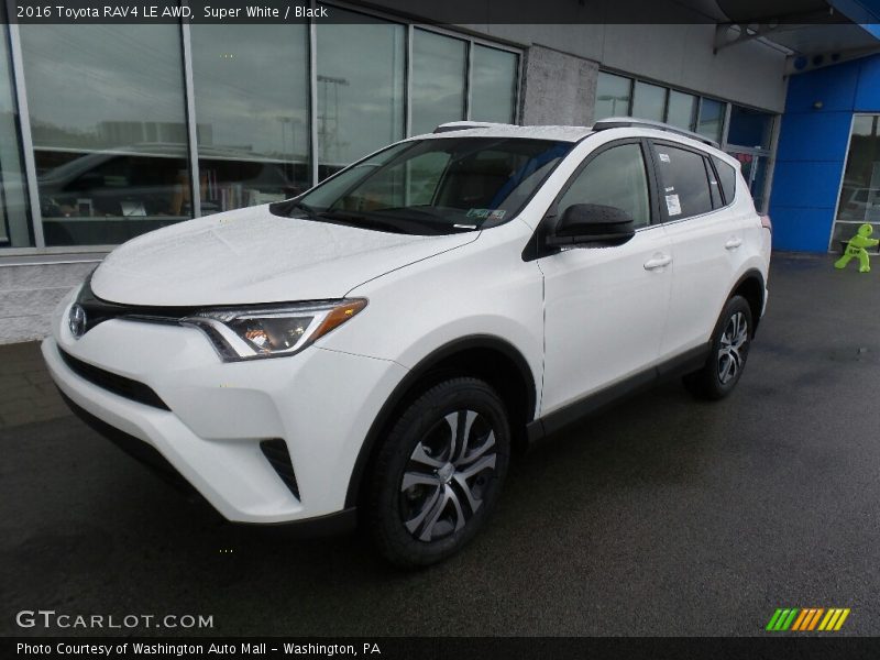 Front 3/4 View of 2016 RAV4 LE AWD