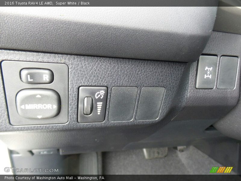 Super White / Black 2016 Toyota RAV4 LE AWD